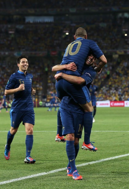 Menez mở tỷ số ghi bàn cho Pháp.